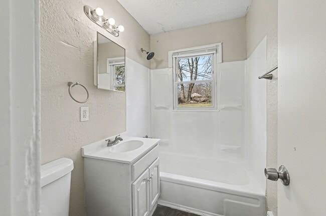 Building Photo - Charming 2 bedroom 1 bath located in Kansas City