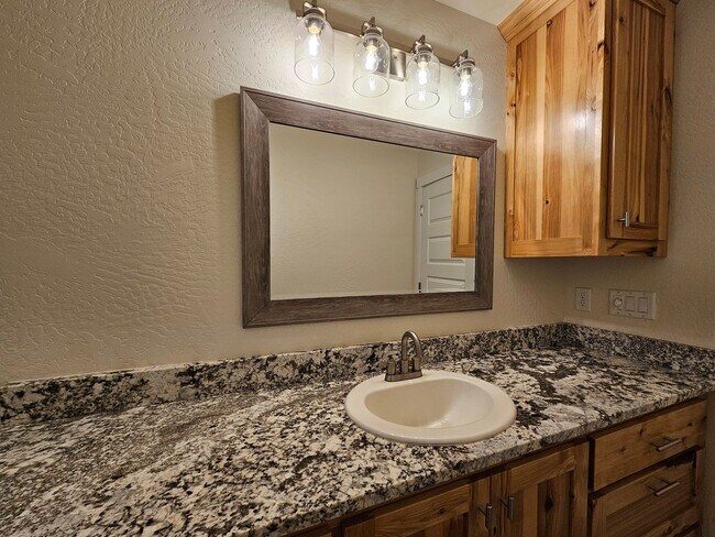 Building Photo - Newer Construction Close to Downtown Grants Pass