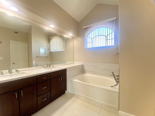 Building Photo - Gorgeous 4-bedroom Ardenwood Home for rent...