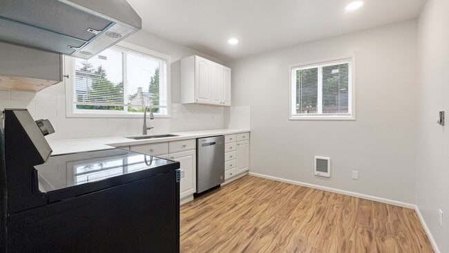 Building Photo - Updated 2-Bed Home Near Parks, Transit, and Light Rail