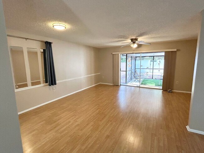 Building Photo - 2 Bedroom Villa with Screened in Patio!