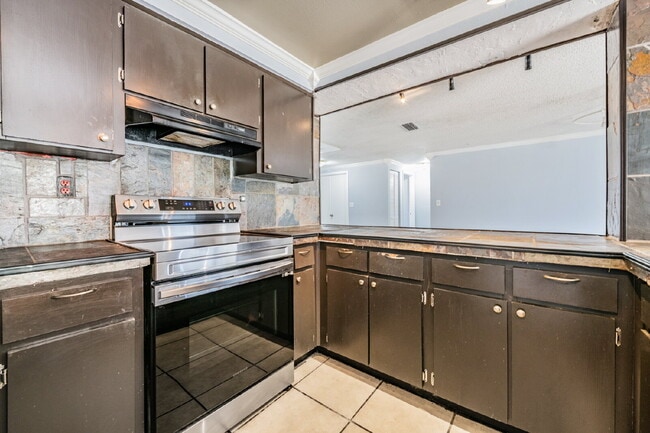 Building Photo - 16001 Saddlestring Dr