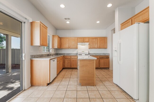 Building Photo - You're going to love this 4 bedroom 2.5 bath! Looks and Feels Brand New!
