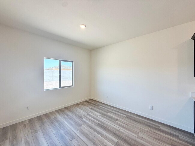 Building Photo - 634 W Red Hawk Ct