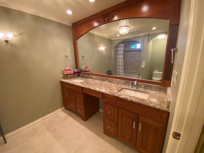 Building Photo - Beautiful 3 Bedroom Home in NE Albuquerque