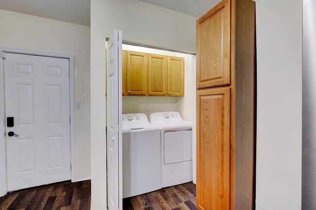 Building Photo - 525 Eaton St