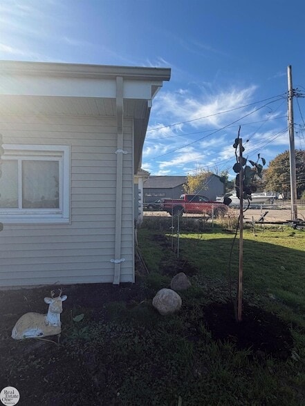 Building Photo - 9237 N River Rd