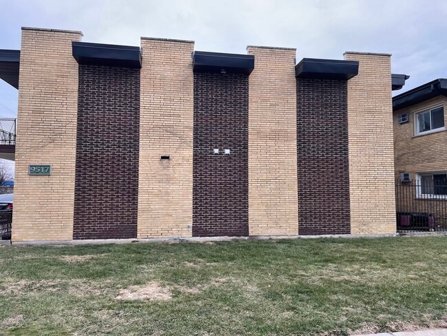 Building Photo - 9517 Mansfield Ave