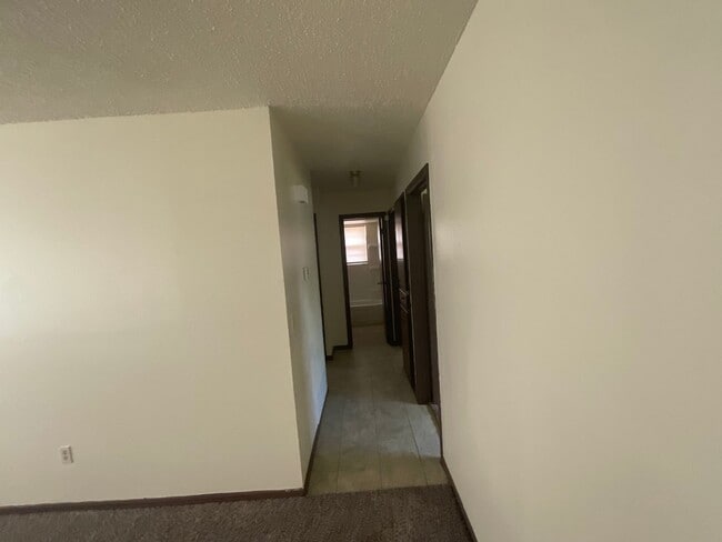 Building Photo - 3 bedroom 1 1/2 bath