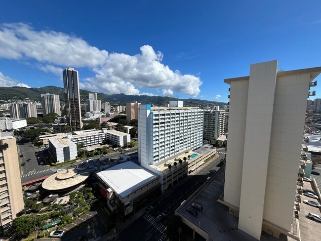 Building Photo - Woodrose (Honolulu) - Basic cable/electricity included!! 2 bedroom, 1.5 bathroom, 1 parking