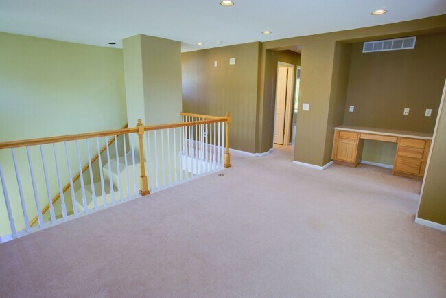 Building Photo - Spacious 4-Bedroom Home in Prime Littleton...
