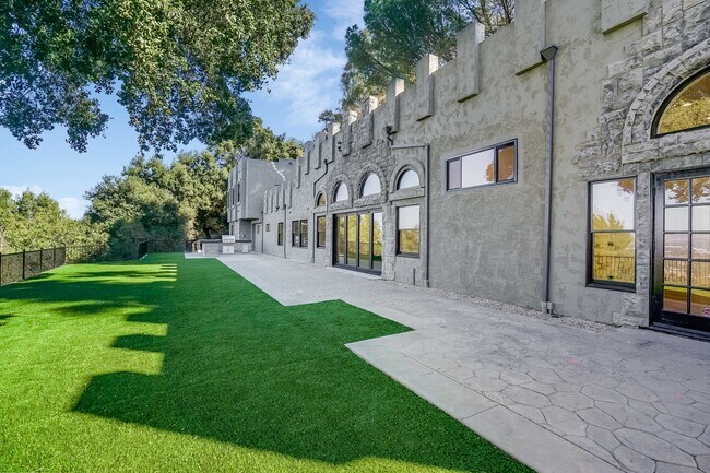 Building Photo - 15851 Mulholland Pl