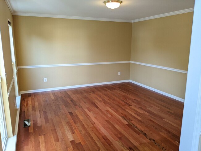 Building Photo - 403 McClellan Dr
