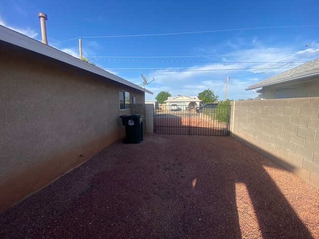 Building Photo - Charming 3 Bedroom 2 Bath Home