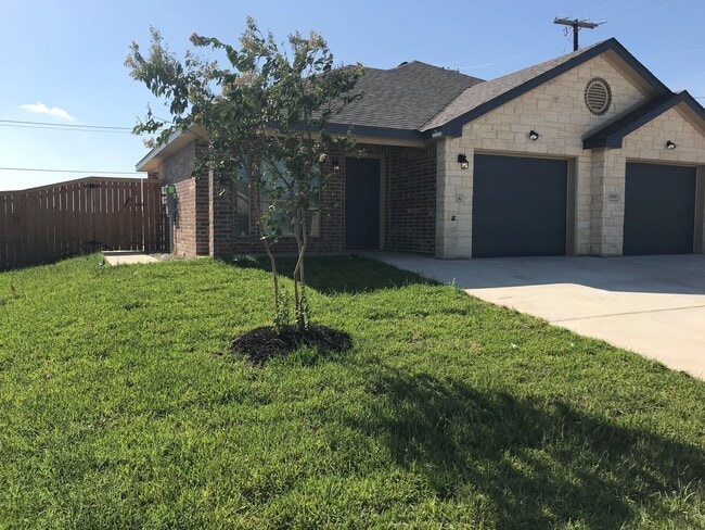 Building Photo - 2 bed/2 bath Duplex - Ready 1/14/2026 - Text 201-231-7228