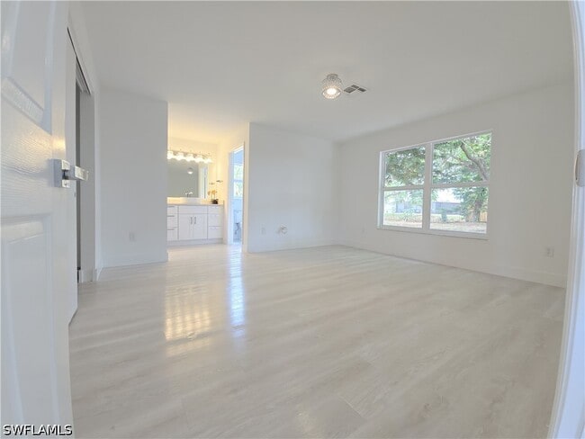 Building Photo - 687 Grove Dr