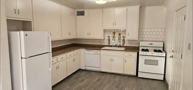 Building Photo - 2138 E Turney Ave