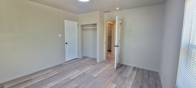 Building Photo - LARGE 2 BEDROOM HOME