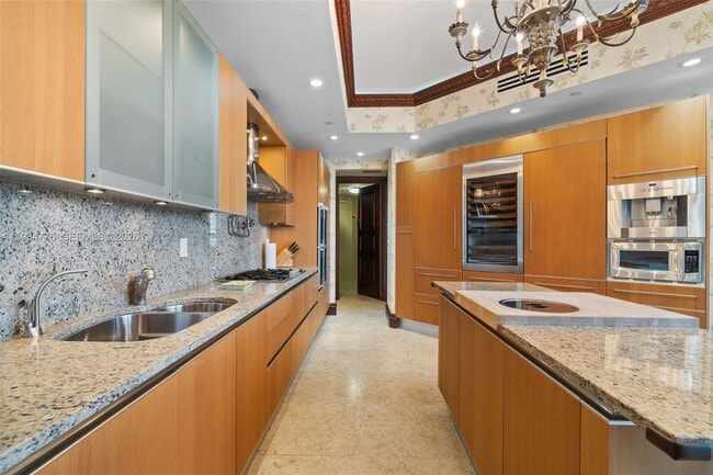 Building Photo - 16047 Collins Ave