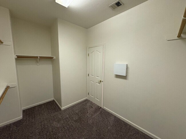 Building Photo - Spectacular home available now in a great neighborhood!