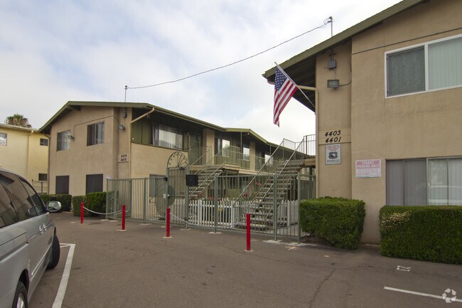 Building Photo - Lisa Manor