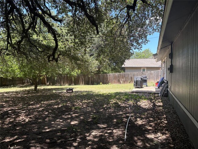 Building Photo - 3504 Roanoke Dr