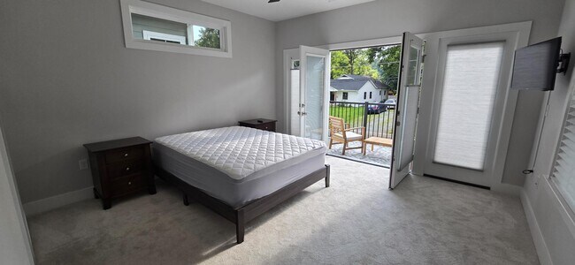 Building Photo - 2212 Edwin Ave