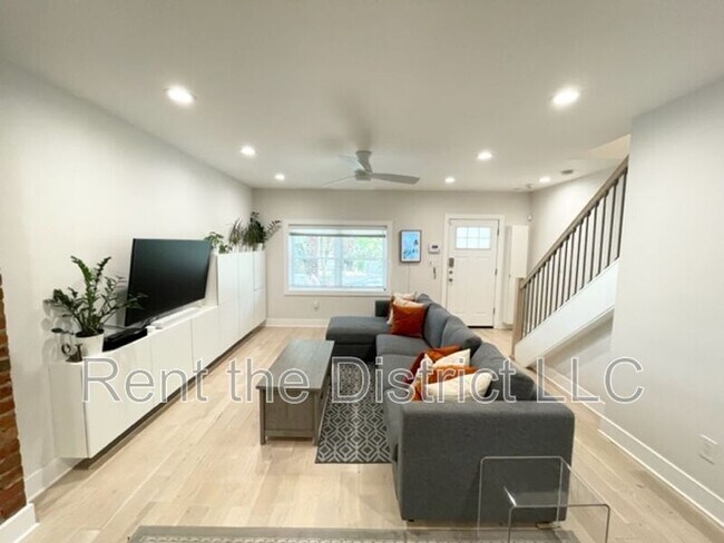 Building Photo - 1316 Staples St NE