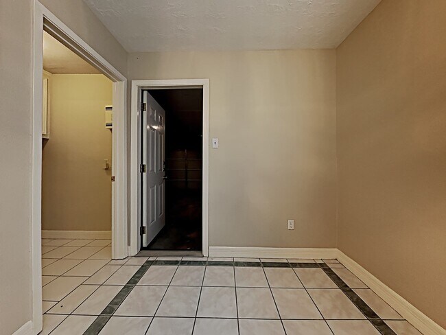 Building Photo - 9922 Appleridge Dr