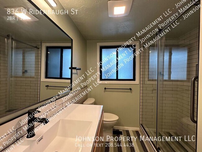 Building Photo - Boise Ridenbaugh Apartments: Comfortable a...