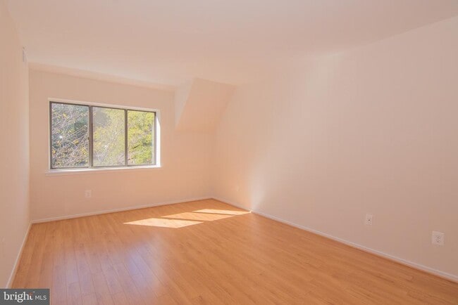 Building Photo - 1665 Parkcrest Cir