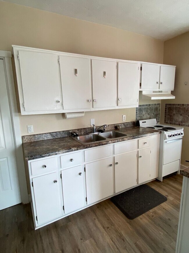 Building Photo - 401 N Augusta St