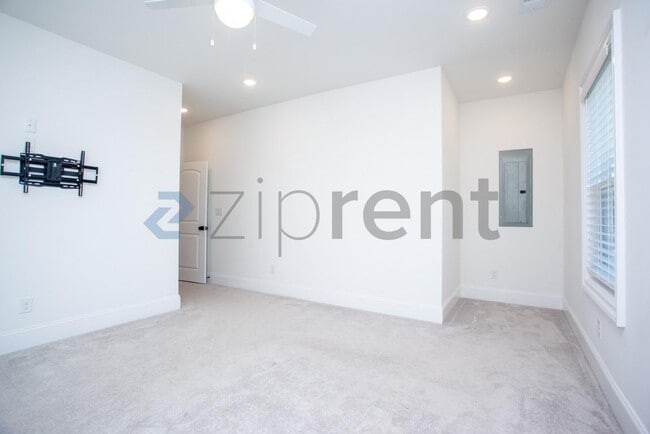 Building Photo - Unit