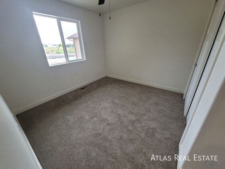 Building Photo - 829 S Laurue Dr