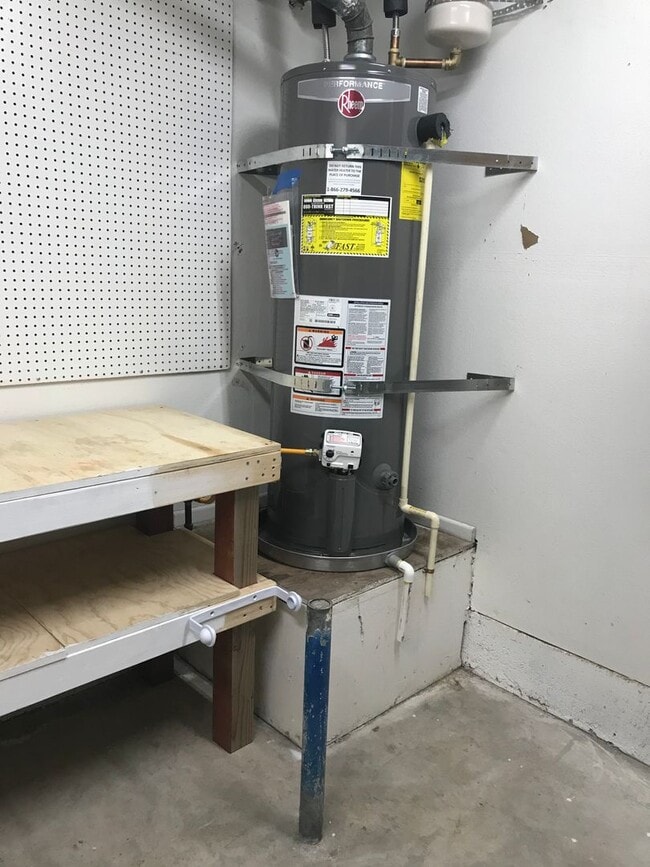 Building Photo - 2 BEDROOM/2BATH TOWN HOUSE STYLE CONDO IN ...