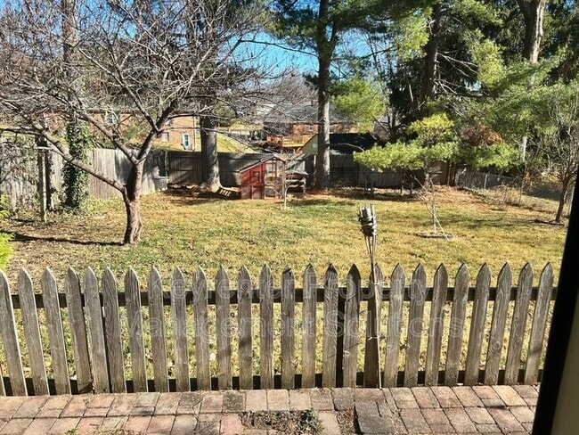 Building Photo - 127 College Cir