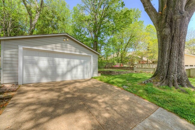 Building Photo - Beautiful 3 bed/3 full baths PLUS flex spa...