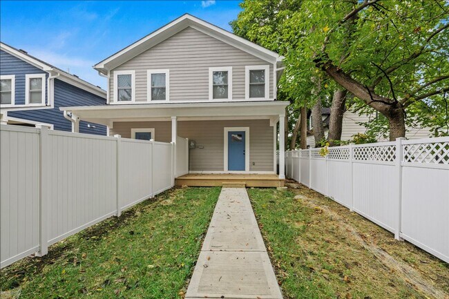 Building Photo - 617 W 39th St