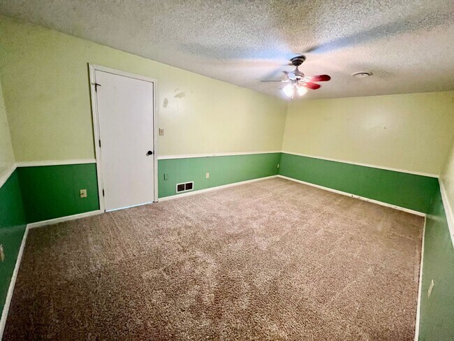 Building Photo - 4 Bedroom, 3 Bath walking distance to Amanda Arnold Elementary!