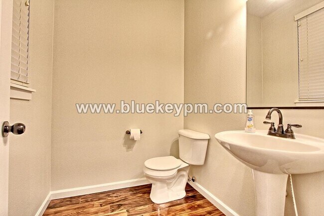 Building Photo - 3 Bed, 2.5 Bath Luxury Home in Ridgefield