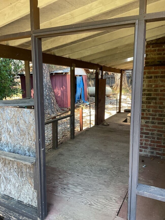 Building Photo - Two story 4 bedroom 2 bath home, Magalia
