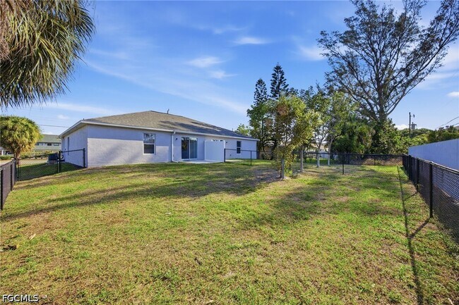 Building Photo - 1426-1428 Cape Coral Pkwy W