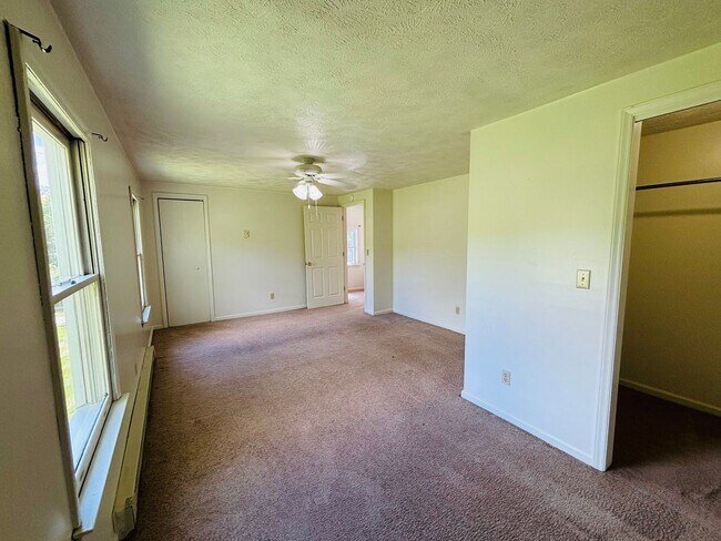 Building Photo - 2700 Meadowbrook Dr