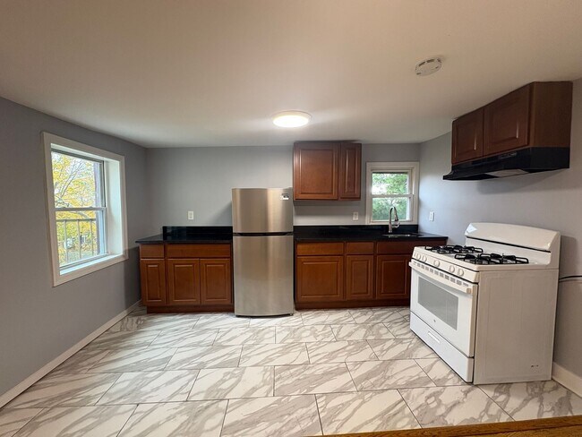 Building Photo - 347 Norwood Ave