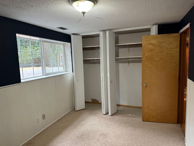 Building Photo - Beautifully updated 4 bedroom 2 bathroom h...