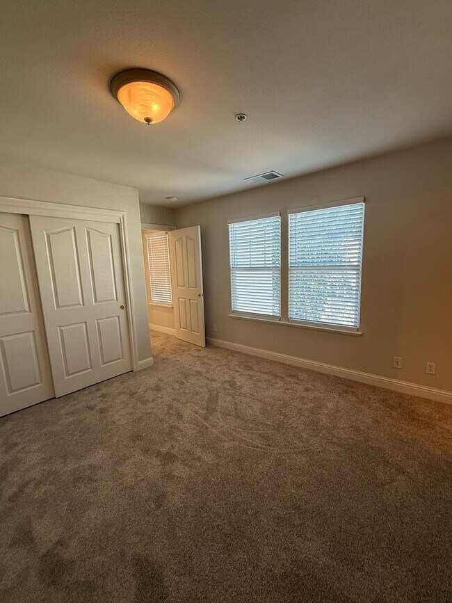 Building Photo - 2 bedroom 2.5 Bathroom Windsor Town Green Condo with carpet and A/C