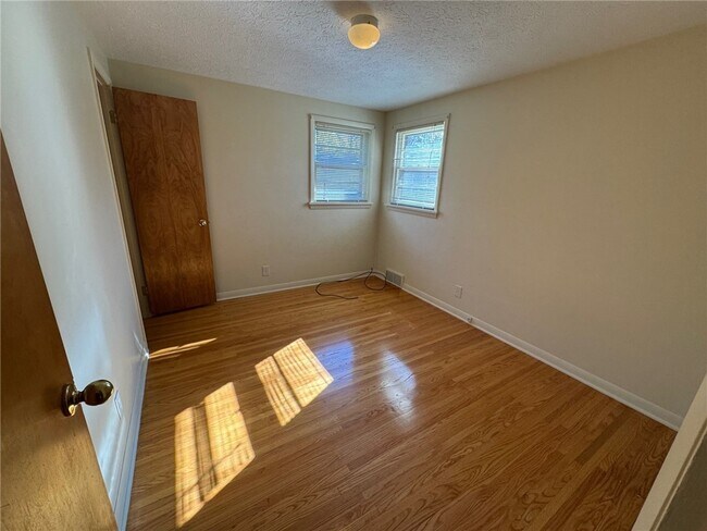 Building Photo - 16 Summit St