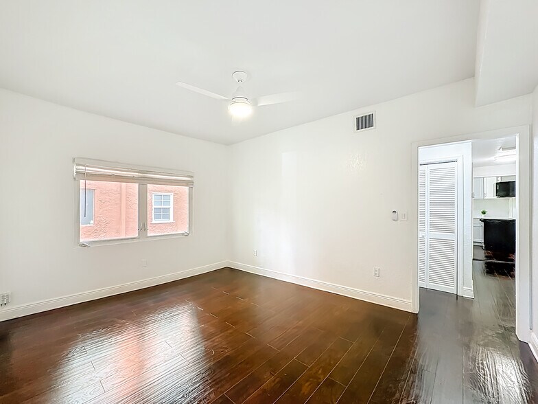 Living Room - 518 Biscayne Dr