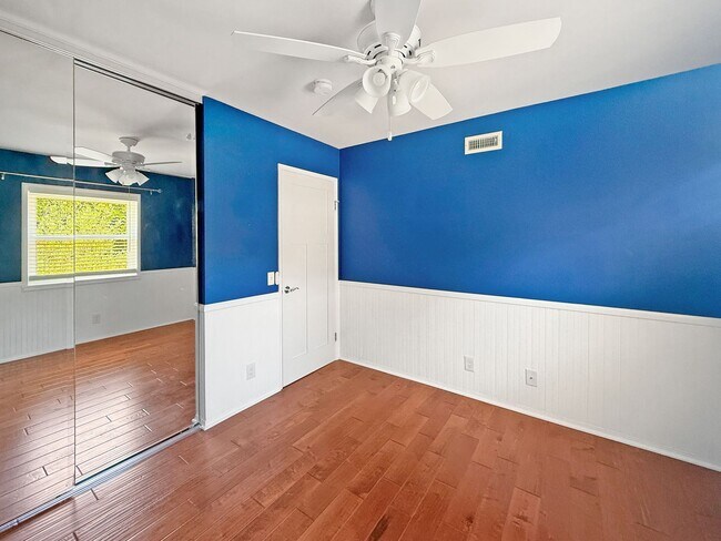 Building Photo - Beautiful 4BD/2BA w/ Attached Garage & Lar...