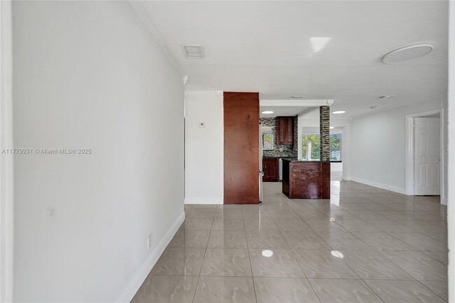 Building Photo - 924 N 30th Rd